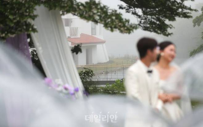 제주시 조천읍 에코랜드 호텔 정원에서 중국인 남여 한쌍이 야외 결혼식을 치르고 있다.ⓒ뉴시스