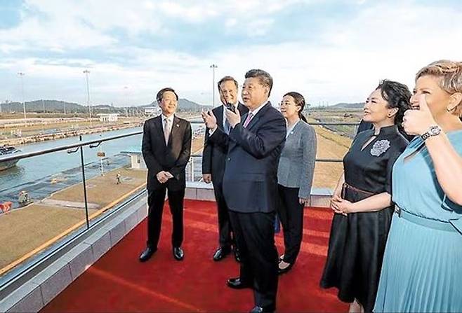 지난 2018년 12월 파나마를 국빈 방문한 시진핑(왼쪽에서 셋째) 중국 국가주석이 부인 펑리위안(오른쪽에서 둘째) 여사와 함께 파나마운하를 방문해 운하를 통과하는 중국 상선 선장과 무전기로 통화하고 있다. ⓒ 신화/연합뉴스