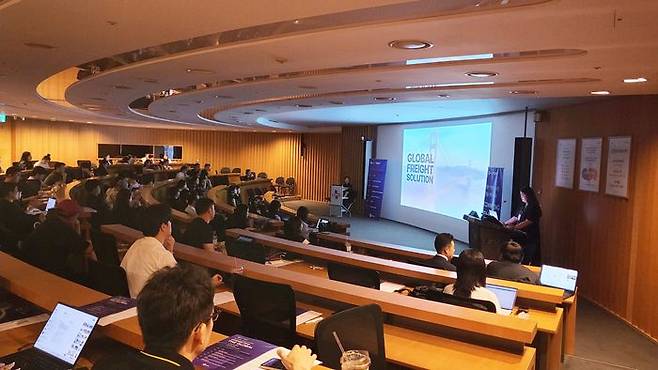 CJ대한통운 서진경 CBE 영업팀장이 국내 뷰티, 건강기능식품 셀러들을 대상으로 일본 이커머스 시장 진출 시 필요한 물류 서비스와 통합물류관리시스템을 소개하고 있다.ⓒCJ대한통운