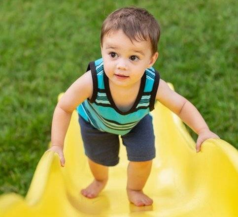 여름철 폭염으로 뜨거워진 놀이기구와 불꽃놀이가 어린이 화상 사고를 유발하고 있다. 보호자는 놀이 전 표면 온도를 꼭 확인하고, 불꽃놀이 시 초기 진압용 소화기나 물을 준비해 안전에 각별히 신경 써야 한다. (사진=게티이미지)