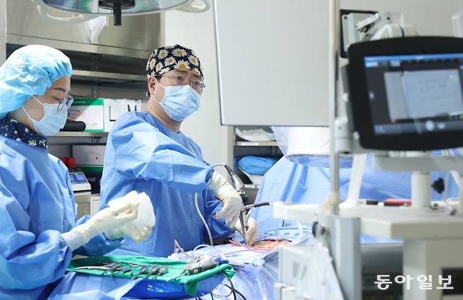 이대영 새길병원 병원장은 2023년 뼈를 절제하지 않고 내시경 수술을 하기 시작했다. 처음으로 ‘골 절제 없는 감압술’을 개발한 것. 양방향 척추 내시경술에서 골 절제를 생략한 새로운 치료법이다. 신원건 기자 laputa@donga.com