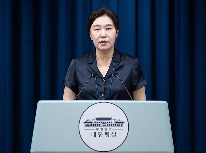 강유정 대통령실 대변인이 22일 서울 용산 대통령실 청사에서 강준욱 국민통합비서관 자진사퇴 관련 브리핑을 하고 있다. 뉴스1