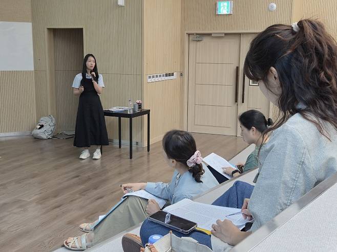 16일 오전 서울시립과학관 3층 하늘마루홀에서 진행된 시민 참여 프로그램 '리딩 사이언스'에서 시민들이 강의를 듣고 있다. 이병구 기자 2bottle9@donga.com