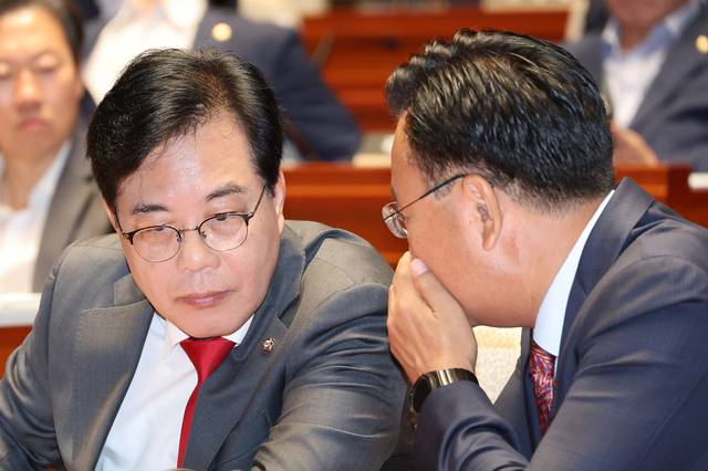 국민의힘 송언석 비상대책위원장 겸 원내대표(왼쪽)가 23일 서울 여의도 국회에서 열린 의원총회에서 유상범 원내수석부대표와 대화하고 있다. 연합뉴스