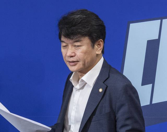 문진석 더불어민주당 원내운영수석부대표가 23일 국회에서 열린 최고위원회의에 입장하고 있다. [연합뉴스]