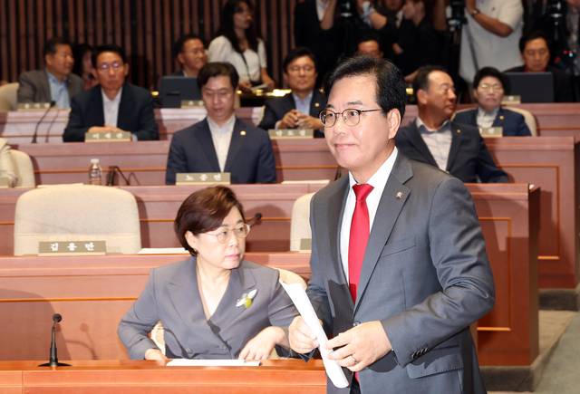 송언석 국민의힘 비상대책위원장 겸 원내대표가 23일 국회 본청에서 열린 당 의원총회에서 발언하기 위해 단상으로 향하고 있다.<연합뉴스 사진>