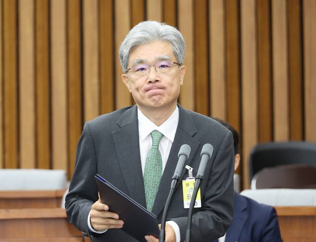 김상환 헌법재판소장 후보자가 지난 21일 국회에서 열린 인사청문회에서 이재정 국회 헌법재판소장 인사청문특별위원회 위원장에게 선서문을 제출하러 가고 있다. [연합뉴스]