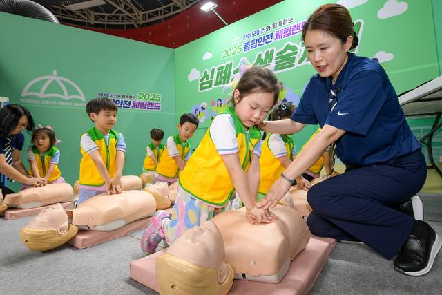 현대모비스가 한국교육시설안전원, 한국도로교통공단, 한국어린이안전재단과 함께 ‘어린이 종합안전 캠페인’ 공동 운영을 위한 MOU를 체결했다. 사진은 지난달 열린 ’종합안전 체험랜드’에 참여한 어린이들이 소화기 사용법과 심폐소생술(CPR) 교육을 받고 있는 모습. 현대모비스 제공