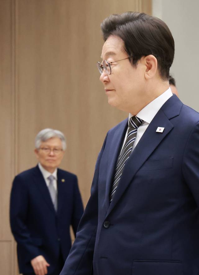 환담장 향하는 이재명 대통령. 연합뉴스