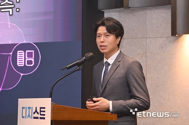 DGIST 퓨처 인사이트 포럼이 대구경북과학기술원(DGIST) 주최, 전자신문 후원으로 23일 서울 양재동 엘타워에서 열렸다. 최한경 휴먼디지털트윈 전략추진단장이 '생체-환경 상호작용의 완벽한 예측: DGIST 휴먼디지털트윈'에 대해 발표하고 있다.  박지호기자 jihopress@etnews.com