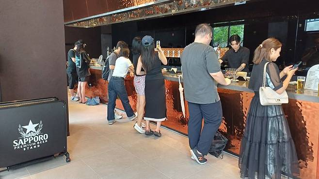 서울 성수동에 문을 연 '삿포로 프리미엄 비어 스탠드' 매장에서 평일 점심 시간에도 고객들이 삿포로 생맥주를 즐기고 있다. 사진=이환주 기자