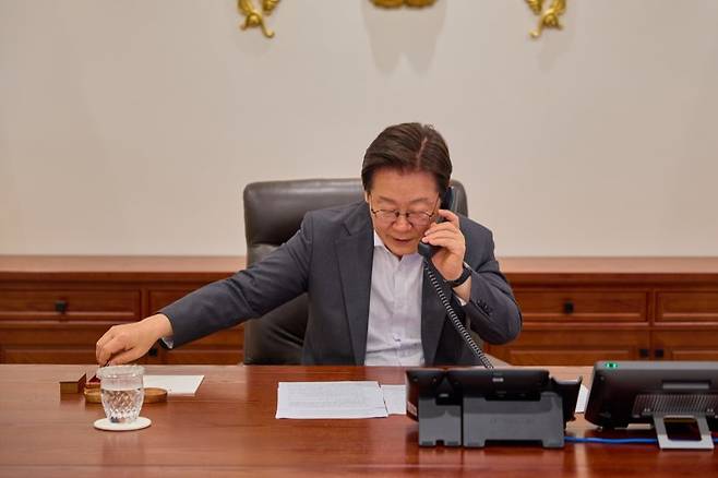 이재명 대통령, 카타르 국왕과 통화 (서울=연합뉴스) 이재명 대통령이 22일 용산 대통령실에서 타밈 빈 하마드 알사니 카타르 국왕과 통화를 하고 있다. 2025.7.22 [대통령실 제공. 재판매 및 DB 금지] photo@yna.co.kr (끝)