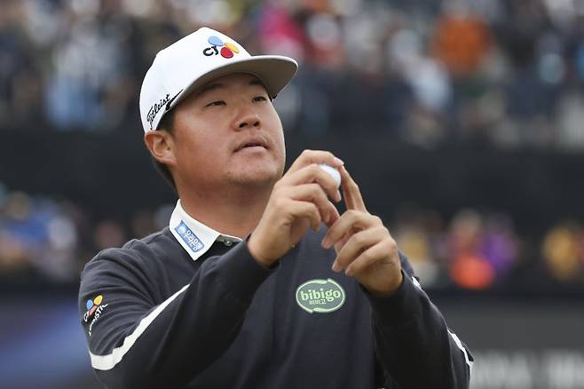 임성재가 21일(현지시각) 영국 스코틀랜드 사우스 에어셔의 로열 트룬 골프클럽에서 열린 미국프로골프(PGA) 투어 제152회 브리티시오픈(디 오픈) 최종 라운드를 마친 후 갤러리에 공을 던져주고 있다. 뉴시스