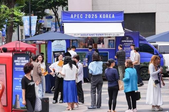 경주APEC D-100일 홍보 푸드트럭 아시아태평양경제협력체(APEC) 정상회의를 100일 앞둔 23일 '찾아가는 APEC 푸드트럭'이 서울 명동 예술극장 앞에서 첫선을 보였다. APEC 푸드트럭은 앞으로 3개월간 전국을 누비면서 APEC을 홍보한다. 연합뉴스