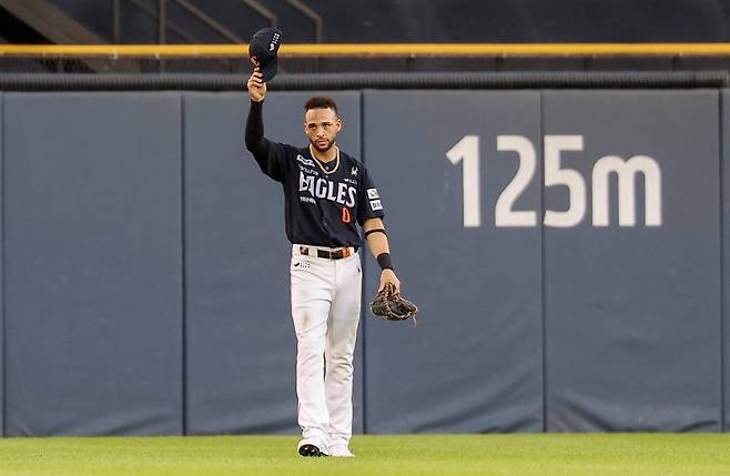 지난 22일 한화 리베라토가 3회말 1사 2루 두산 오명진의 안타성 타구를 호수비 처리한 후 관중석의 연호에 화답하고 있다. 뉴스1