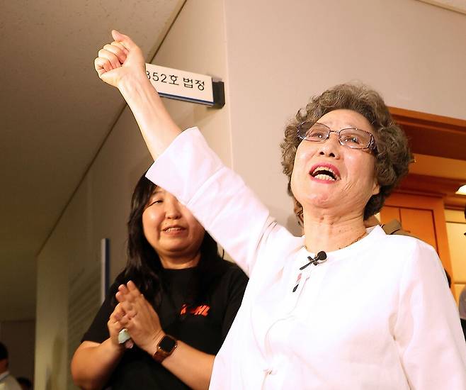 61년 전 자신을 성폭행하려던 남성의 혀를 깨물어 중상해 혐의 유죄 판결을 받았던 최말자(78)씨가 23일 부산지법에서 열린 재심 첫 공판을 마치고 법정을 나서며 손을 치켜 들며 \"이겼습니다\"를 외치고 있다. 이날 검찰은 \"정당방위가 인정된다\"며 무죄를 구형했다. 최씨는 18세이던 1964년 5월 6일 자신을 성폭행하려던 남성 노모(당시 21세) 씨의 혀를 깨물어 1.5㎝가량 절단되게 한 혐의로 부산지법에서 징역 10월에 집행유예 2년을 선고받았다. 최씨는 성폭행에 저항한 정당방위라고 주장했으나 당시 법원은 받아들이지 않았다. 연합뉴스