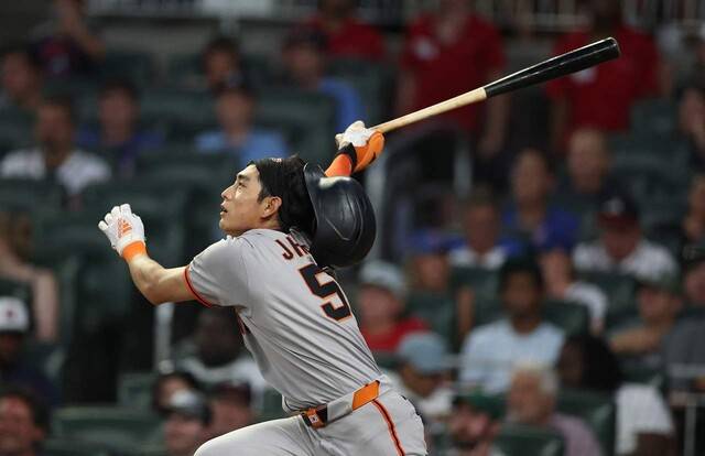 샌프란시스코 자이언츠 이정후가 23일(한국시각) 애틀랜타 브레이브스와 방문 경기에서 6회 타격을 하며 헬멧이 벗겨지고 있다. 이정후는 중견수 뜬공으로 물러났다. 애틀랜타/AFP연합뉴스