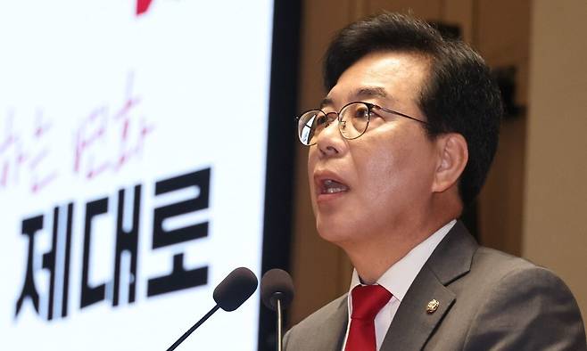 송언석 국민의힘 비상대책위원장 겸 원내대표가 23일 국회에서 열린 의원총회에서 발언하고 있다. 윤운식 선임기자 yws@hani.co.kr