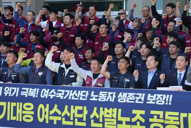 전국플랜트건설노조 여수지부와 전국건설노조 전남건설지부, 전국화섬식품노조 광주전남지부, 화물연대 여수지부가 2025년 4월28일 전남 여수시청 앞에서 여수석유화학산업 위기대응 여수산단 산별노조 공동대책위원회 출범 기자회견을 하고 있다. 공동대책위 제공