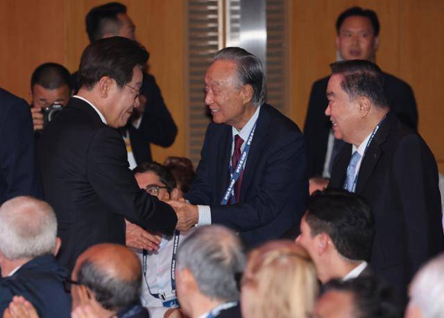 권 이사장이 13일 서울 강남구 코엑스에서 열린 2025 세계정치학회 서울총회 개막식을 찾은 이재명 대통령과 악수하고 있다. 왕태석 선임기자