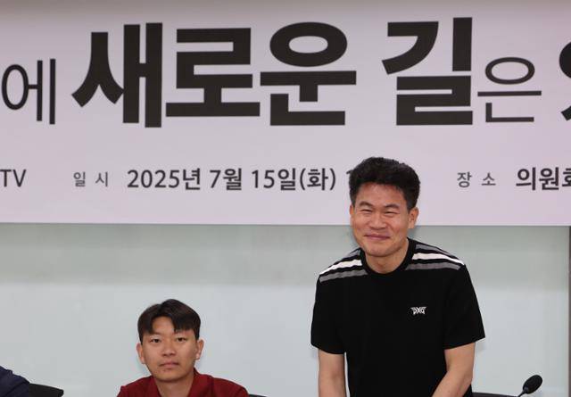 한국사 강사 출신 보수 유튜버 전한길씨가 15일 서울 여의도 국회의사당에서 열린 '국민의힘에 새로운 길은 있는가?' 토론회에 참석해 인사하고 있다. 뉴시스