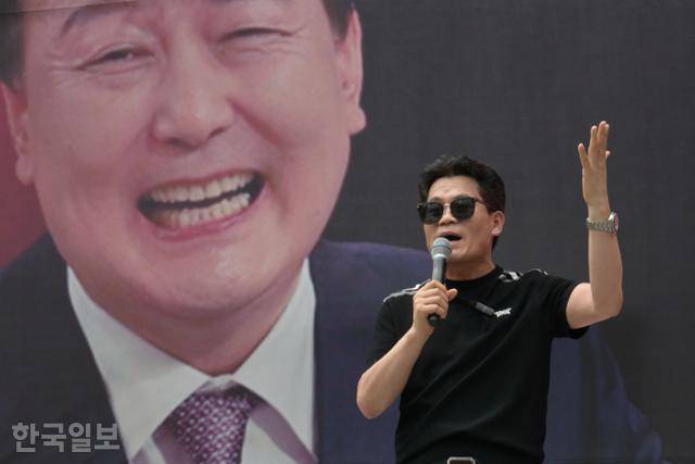 보수 유튜버 전한길씨가 9일 서울 서초구 서울중앙지법 인근에서 열린 '윤석열 전 대통령 구속영장 기각 촉구' 집회에 참석해 발언하고 있다. 강예진 기자