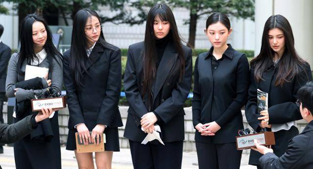 그룹 뉴진스가 올해 3월 서울 서초구 서울중앙지법에서 열린 '어도어, 뉴진스 상대 기획사 지위보전 및 광고계약 체결 등 금지 가처분' 심문기일을 마친 후 취재진 질문에 답변하고 있있다. 뉴시스