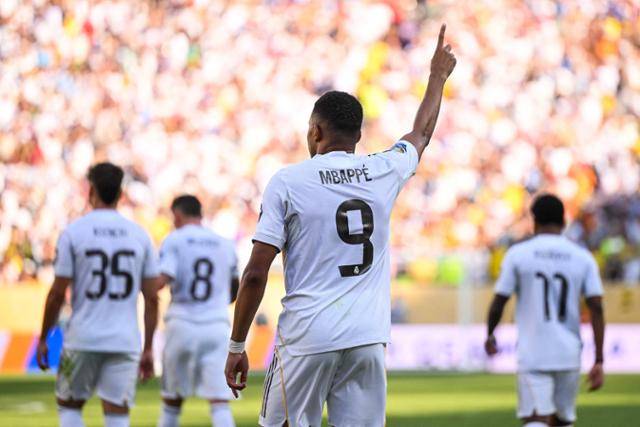 레알 마드리드의 킬리안 음바페가 유니폼에 등번호 9번 대신 10번을 새기고 새 시즌을 맞이한다. 사진은 5일 미국에서 열린 도르트문트와 2025 FIFA 클럽 월드컵 8강전에서 득점 후 기뻐하는 모습. AFP 연합뉴스