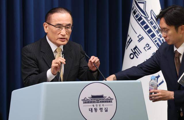 9일 위성락 국가안보실장이 미국에서 귀국한 뒤 용산 대통령실 기자회견장에서 방미 결과 브리핑을 준비하고 있다. 연합뉴스