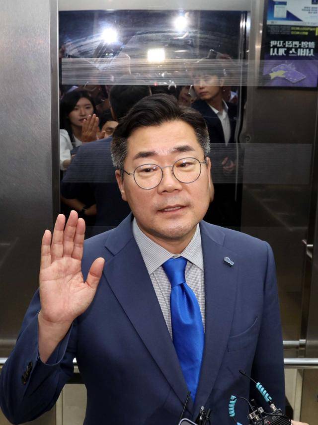 강선우 여성가족부 장관 후보자의 자진사퇴를 공개촉구한 박찬대 더불어민주당 당대표 후보가 23일 국회에서 엘리베이터로 이동하며 취재진의 질문에 답변하고 있다. 뉴시스