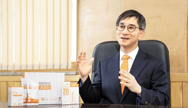 단백질 보충제 ‘힘찬닥터스 프로틴’을 개발한 정형외과 전문의 이수찬 힘찬닥터 대표. /김지아 헬스조선 객원기자