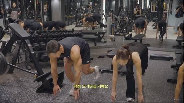 한쪽 다리로 지지하면서 다른 다리를 올리는 동작을 하는 소유./사진=유튜브 채널 ‘Umaizing 엄정화TV’
