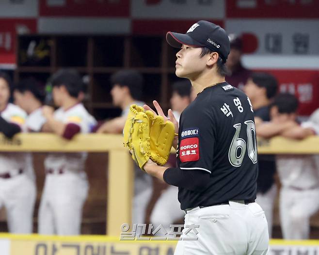 25일 오후 서울 고척스카이돔에서 열린 2025 프로야구 KT 와 키움 경기. KT 마무리 박영현이 9회 키움 어준서를 좌익수 플라이로 잡고 경기를 종료하며 박수 치고있다. 고척=정시종 기자 capa@edaily.co.kr /2025.05.25.