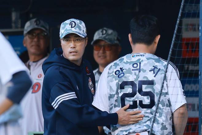 <yonhap photo-5006="">6월 4일 서울 잠실야구장에서 열린 KIA 타이거즈전에서 양의지를 다독이는 조성환 두산 감독대행. 연합뉴스</yonhap>