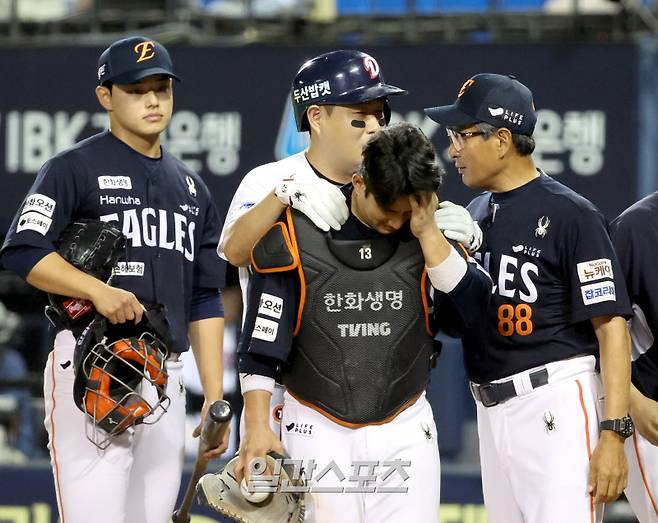 7월 22일 잠실경기에서 6회 삼진을 당하며 마스크를 친 양의지가 최재훈에게 사과하는 모습. 잠실=김민규 기자