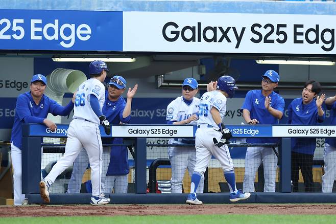후반기 가파른 상승세를 타기 시작한 삼성 라이온즈 더그아웃. 삼성 제공