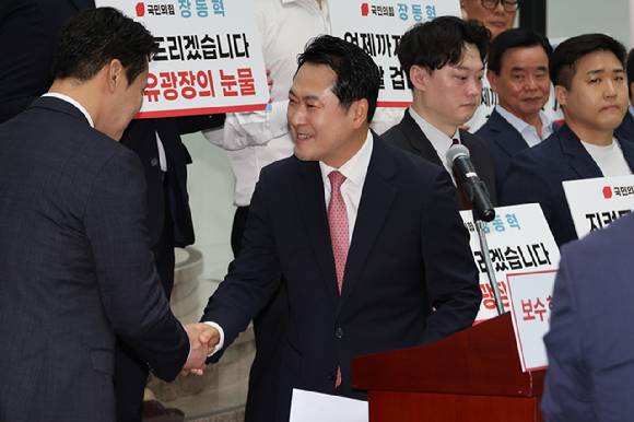 국민의힘 장동혁 의원이 23일 서울 여의도 국회박물관에서 당대표 출마를 선언한 뒤 지지자들과 악수하고 있다. [사진=연합뉴스]