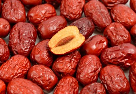 생대추를 먹는 것보다 대추 식초를 먹는 것이 당뇨 환자에게 더 좋다. 사진은 생대추. [사진=팔도감]
