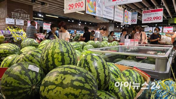소비자들이 이랜드킴스클럽 할인 품목인 수박을 둘러보고 있다. [사진=진광찬 기자]