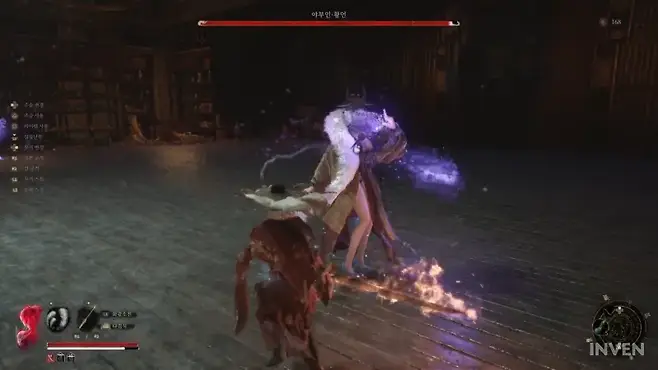 ▲ 패턴만 파악하면 인간형 보스는 뒤잡기로 쉽게 상대하는 것도 가능하다