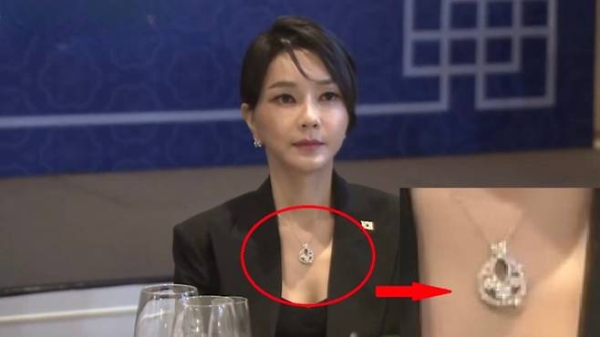김건희 여사가 착용한 목걸이 (사진, SBS)