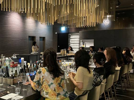 ‘퇴근길 쇼핑객’을 잡기 위한 오프라인 유통업체의 경쟁이 치열해지고 있다. 사진은 롯데백화점 잠실점에서 운영하는 평일 오후 문화센터 강좌. [사진 각사]