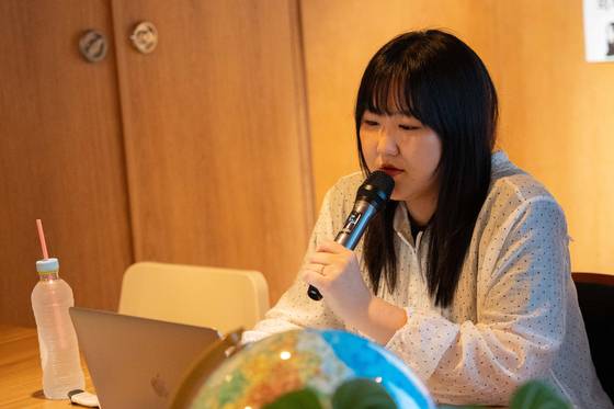 유선혜 작가는 “‘내 얘기 같았다’는 독자의 반응이 기억에 남는다”고 말한다. 사진은 그가 지난 19일 독자들과 만나는 모습. [사진 문학과지성사]