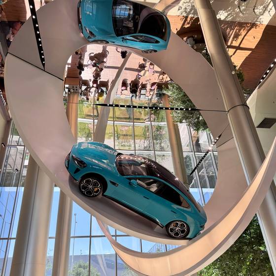 16일 찾아간 샤오미 전기차 수퍼팩토리 전시실 입구 천정에 뫼비우스의 띠와 샤오미 쑤7 차량이 전시되어 있다. 지난 3월 이재용 삼성 회장이 이곳에서 레이쥔 샤오미 회장과 기념 사진을 촬영했다. 신경진 기자