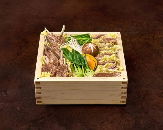 흑염소를 내세운 본흑염소 능이삼계탕의 대표 메뉴인 흑염소탕과 수육. 사진 본아이에프