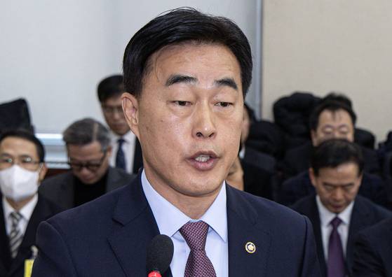 허석곤 소방청장이 지난 2월 18일 오전 서울 여의도 국회에서 열린 제422회 국회(임시회) 행정안전위원회 제1차 전체회의에서 업무보고를 하고 있다. 뉴스1