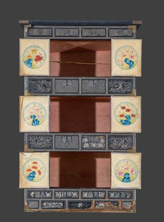 나전산수무늬삼층장 내부. 사진 국가유산청