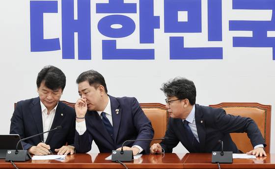 김병기 더불어민주당 대표 직무대행 겸 원내대표(가운데)가 22일 국회에서 열린 원내대책회의에서 문진석 원내수석부대표(왼쪽)와 대화하고 있다. 오른쪽은 진성준 정책위의장. 임현동 기자
