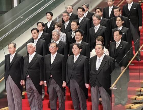 지난해 10월 2일 이시바 시게루(맨앞줄 가운데) 내각에서 일본 경제재생상으로 취임된 이아카자와 료세이(3번째줄 가운데). 사진 인스타그램