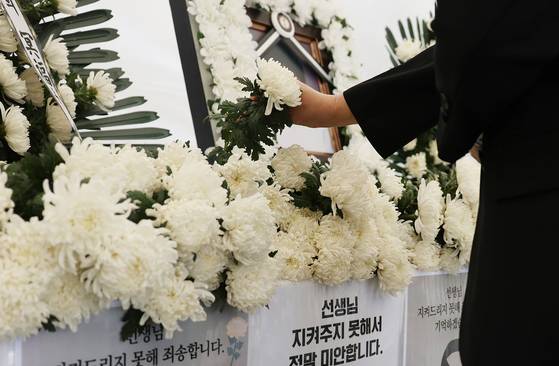 지난 5월 제주도교육청에 마련된 분향소에서 학생 가족의 민원에 시달리다 숨진 제주 모 중학교 교사를 추모하는 사람들의 발길이 이어지고 있다. 연합뉴스